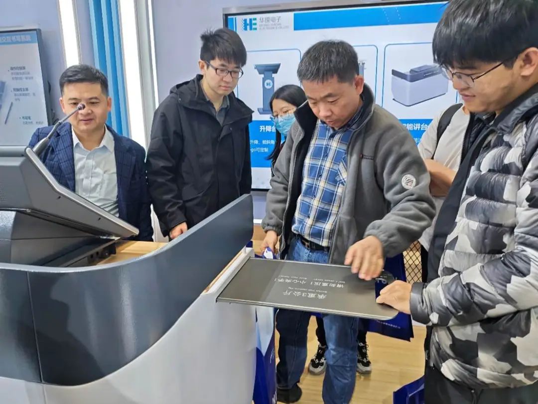 两大产品系统家族再添新品—智能讲台、麦克管理终端，华璨电子新品惊艳亮相第34届北京教育装备展示会